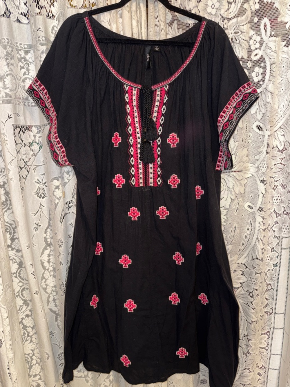 ellos playa shirt dress Black with Pink Embroidery